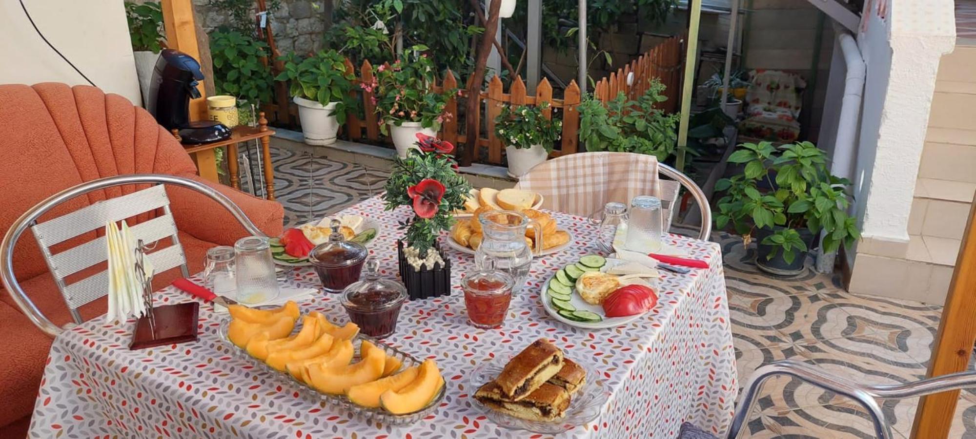 Guest House Flowers Berat Exterior photo