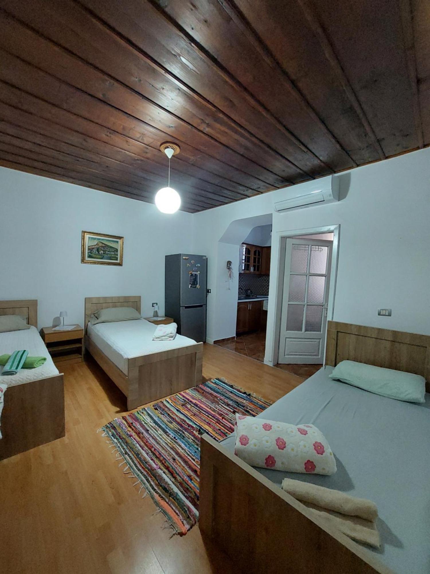 Guest House Flowers Berat Exterior photo